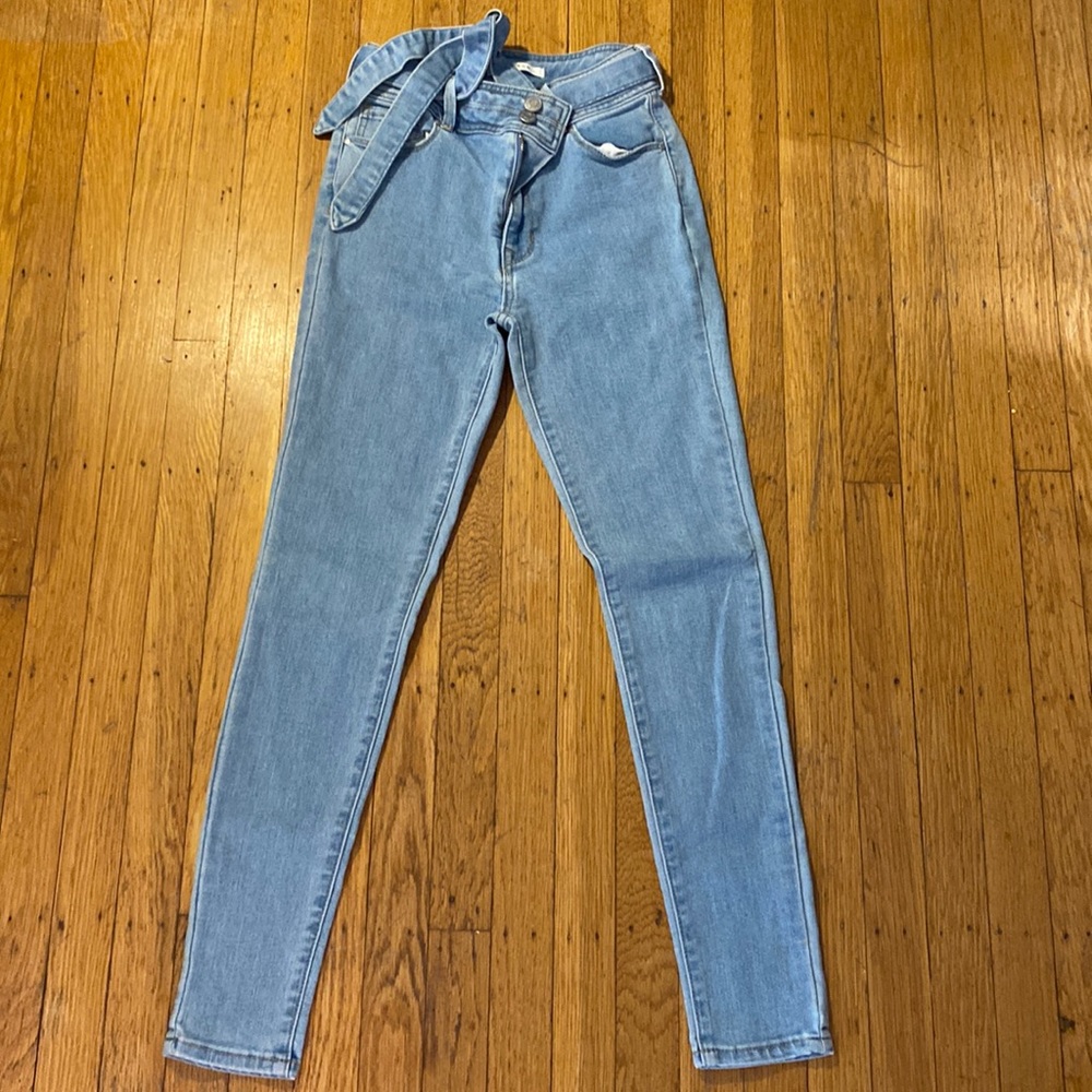 skinny jeans with belt tie